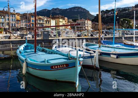 Barche colorate ormeggiate presso il pittoresco porto di Cassis, una famosa località turistica della Francia meridionale. Cassis, Francia, gennaio 2020 Foto Stock