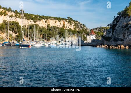 Il porto turistico della Calanque de Port-Miou vicino Cassis, Francia meridionale Foto Stock