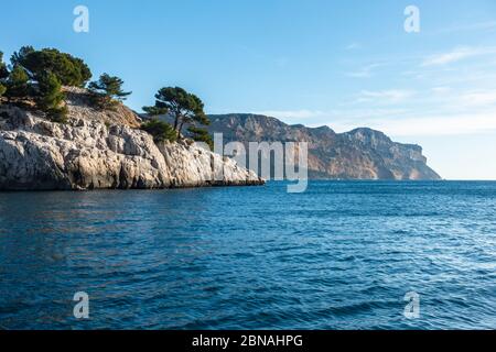 La splendida costa del Parco Nazionale delle Calanques con Cap Canaille sullo sfondo, la scogliera più alta di Francia situato vicino Cassis Foto Stock