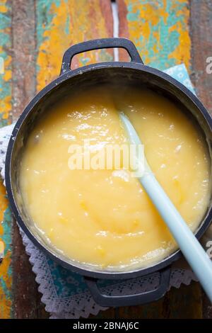 Crema di cagliata di limone in pentola Foto Stock