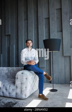 uomo in camicia bianca e pantaloni blu Foto Stock
