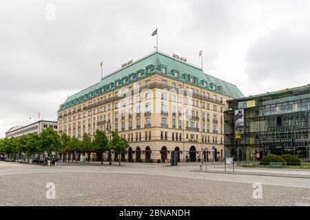 Lo storico Hotel Adlon Kempinski si trova sul viale principale Unter den Linden di Berlino, in Germania Foto Stock