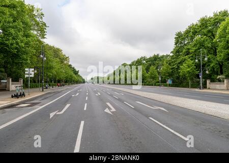 Guardando verso ovest lungo la strada principale conosciuta come Straße des 17. Juni (17 giugno Street in inglese) nel centro di Berlino, Germania Foto Stock