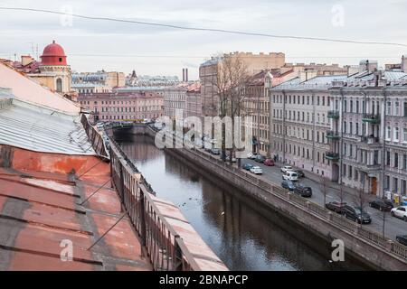 San Pietroburgo, Russia - 25 ottobre 2014: Prospettiva del canale Griboyedov, vista sul vecchio tetto di San Pietroburgo Foto Stock