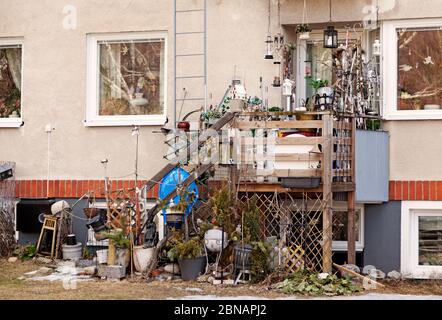 Umea, Norrland Svezia - 3 aprile 2020: Un balcone e patio a Haga con molte cose Foto Stock