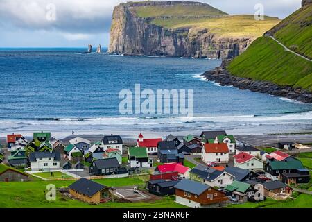 Tjornuvik villaggio con il gigante e la quale sullo sfondo, costa settentrionale di Eysturoy nelle Isole Faroe. Foto Stock