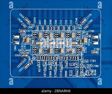 componenti semiconduttori su sfondo blu Foto Stock