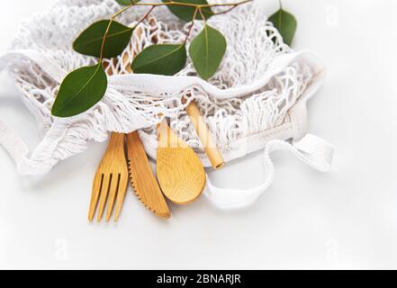 Borsa a rete con posate di bambù. Concetto senza plastica. Foto Stock