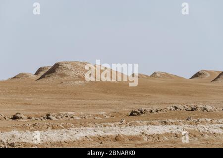 Montagne ariose sul paesaggio roccioso del deserto Foto Stock
