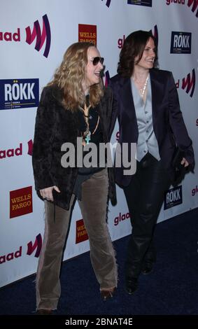 LOS ANGELES, CA - APRILE 10: Melissa Etheridge partecipa al 22° GLAAD Media Awards al Westin Bonaventure Hotel il 10 Aprile 2011 a Los Angeles, California. Persone: Melissa Etheridge, Linda Wallem Foto Stock