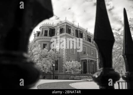 JEFFERSON CITY, STATI UNITI - 15 giugno 2013: Foto in bianco e nero del Missouri Governors Mansion vista esterna guardando attraverso la recinzione in ferro battuto Foto Stock