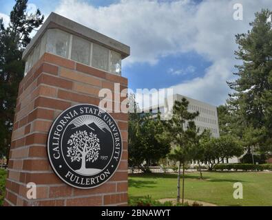 L'ingresso al campus della California state University di Fullerton è stato raffigurato a Fullerton, California, mercoledì 13 maggio 2020. La California state University, il più grande sistema universitario della nazione con quattro anni, prevede di cancellare la maggior parte delle classi in-persona in autunno e invece di offrire istruzioni principalmente online, il Cancelliere Timothy White ha annunciato martedì. La maggior parte delle classi del sistema Cal state a 23 campus verrà insegnata online, ha affermato White, con alcune eccezioni limitate che consentono l'attività di persona. "La nostra università, aperta senza restrizioni e pienamente di persona, è un luogo dove oltre 50 Foto Stock