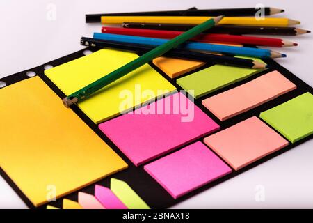 set di adesivi di carta con matite Foto Stock