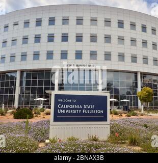 L'ingresso al campus della California state University di Fullerton è stato raffigurato a Fullerton, California, mercoledì 13 maggio 2020. La California state University, il più grande sistema universitario della nazione con quattro anni, prevede di cancellare la maggior parte delle classi in-persona in autunno e invece di offrire istruzioni principalmente online, il Cancelliere Timothy White ha annunciato martedì. La maggior parte delle classi del sistema Cal state a 23 campus verrà insegnata online, ha affermato White, con alcune eccezioni limitate che consentono l'attività di persona. "La nostra università, aperta senza restrizioni e pienamente di persona, è un luogo dove oltre 50 Foto Stock