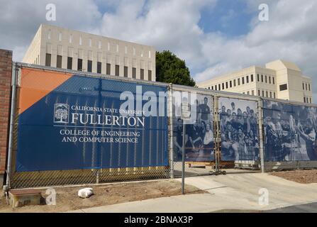 L'edificio ingegneristico è stato raffigurato nel campus della California California, California, a Fullerton, mercoledì 13 maggio 2020. La California state University, il più grande sistema universitario della nazione con quattro anni, prevede di cancellare la maggior parte delle classi in-persona in autunno e invece di offrire istruzioni principalmente online, il Cancelliere Timothy White ha annunciato martedì. La maggior parte delle classi del sistema Cal state a 23 campus verrà insegnata online, ha affermato White, con alcune eccezioni limitate che consentono l'attività di persona. "La nostra università, quando aperta senza restrizioni e completamente di persona è un luogo w Foto Stock