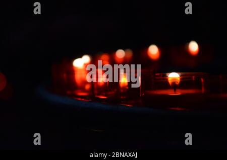 Molte candele accese con profondità di campo Foto Stock