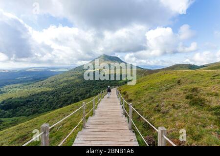 Francia, Puy de Dome, Parco Naturale Regionale Volcans d’Auvergne, Chaine des Puys Patrimonio Mondiale dell’UNESCO, Orcines, discesa del Puy Pariou Foto Stock