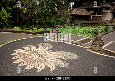 Vista orizzontale di uno degli stagni di loto e del mosaico di terra del tempio di pura Taman Saraswati cortile, Ubud, Bali, Indonesia Foto Stock