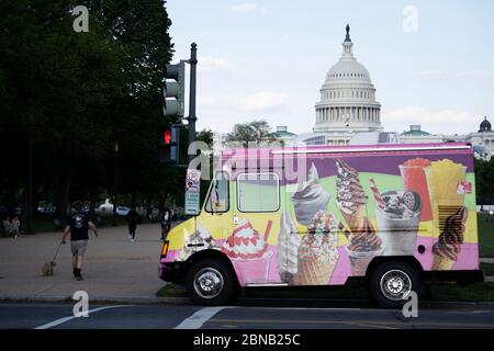 Washington, Stati Uniti. 13 maggio 2020. Il palazzo del Campidoglio degli Stati Uniti è stato visto a Washington, DC, Stati Uniti, 13 maggio 2020. Il sindaco di Washington, Muriel Bowser, ha annunciato mercoledì che la città sta estendendo il suo ordine di soggiorno a domicilio fino all'8 giugno. Credit: Liu Jie/Xinhua/Alamy Live News Foto Stock