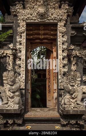 Immagine verticale dell’ingresso della Casa della Sania, Ubud, Bali, Indonesia Foto Stock