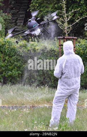 Brno, Repubblica Ceca. 14 maggio 2020. L'equipaggio della società specializzata di pulizia, utilizzando un drone, disinfettare lo spazio pubblico nel distretto di Brno di Lesna, Repubblica Ceca il 14 maggio 2020. Credit: Vaclav Salek/CTK Photo/Alamy Live News Foto Stock