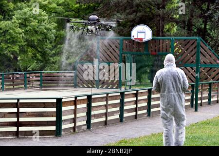 Brno, Repubblica Ceca. 14 maggio 2020. L'equipaggio della società specializzata di pulizia, utilizzando un drone, disinfettare lo spazio pubblico nel distretto di Brno di Lesna, Repubblica Ceca il 14 maggio 2020. Credit: Vaclav Salek/CTK Photo/Alamy Live News Foto Stock