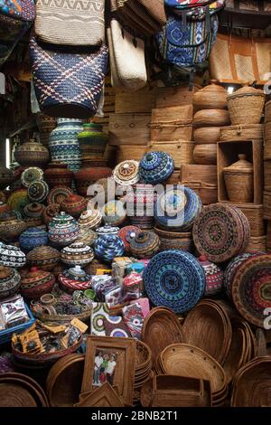 Immagine verticale di un colorato bancarella di cestini in vimini a Pasar Seni (mercato di Ubud d d'Arte e souvenir), Ubud, Bali, Indonesia Foto Stock