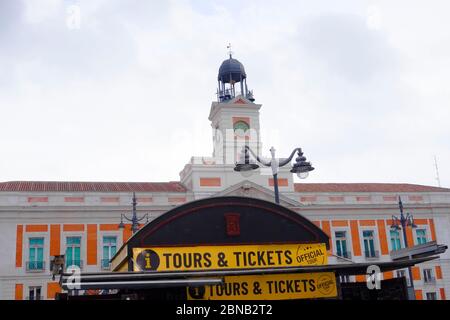 Parte superiore del chiosco di edicola a Puerta del Sol, Madrid, con la Real Casa de Correos sullo sfondo. Foto Stock