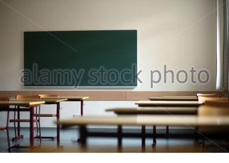 Un'aula scolastica vuota in Germania durante la crisi di Corona, mentre il blocco continua in alcune parti Foto Stock