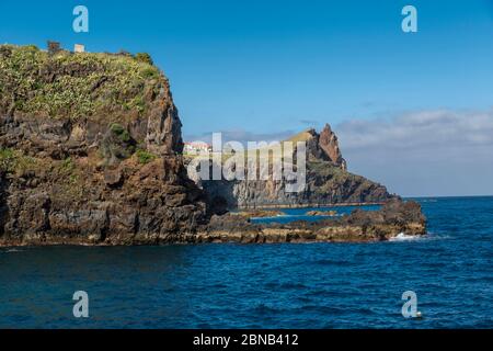 Costa rocciosa sulla costa sud-orientale, Funchal, Madeira, Portogallo, Europa Foto Stock