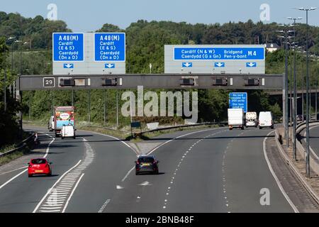 Newport, Galles, Regno Unito. 14 maggio 2020. Traffico leggero di punta del mattino sull'autostrada M4 in Galles durante l'ottava settimana del blocco di Coronavirus nel Regno Unito. Credit: Tracey Paddison/Alamy Live News Foto Stock