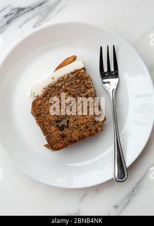 Direttamente sopra la dose di una fetta di torta di carote sul piatto Foto Stock