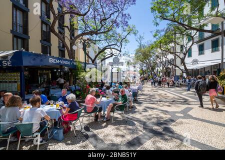 Vista dei ristoranti e caffè al fresco nel centro della città, Funchal, Madeira, Portogallo, Europa Foto Stock