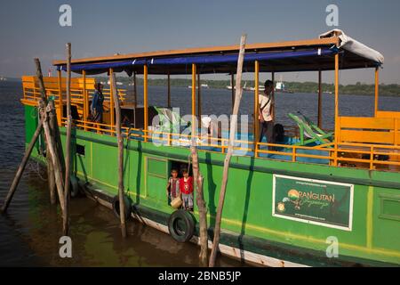 Vista laterale di un colorato Klotok in legno ormeggiato nel porto per navigare al Parco Nazionale Tanjung Putting, al Porto di Kumai, al Kalimantan Centrale, al Borneo Foto Stock