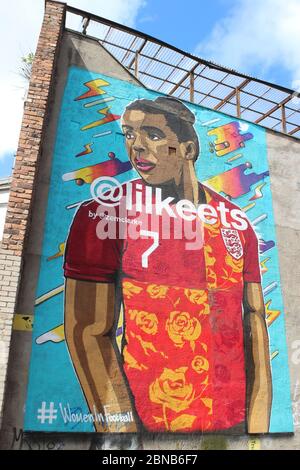 Street Art a Liverpool - Donne nel calcio - Nikita Parris a.k.a. Keets Foto Stock