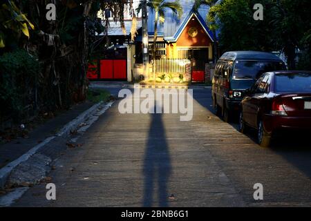 Antipolo City, Filippine - 12 maggio 2020: Bella alba su una strada residenziale. Foto Stock