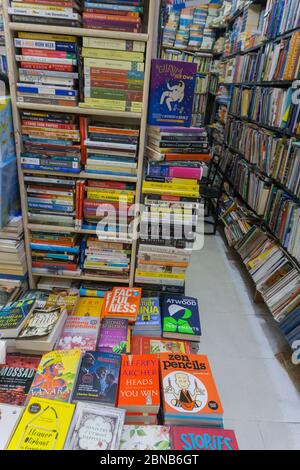 Libri messi negli scaffali in un negozio di libri situato in Church Street a Bangalore (India) Foto Stock