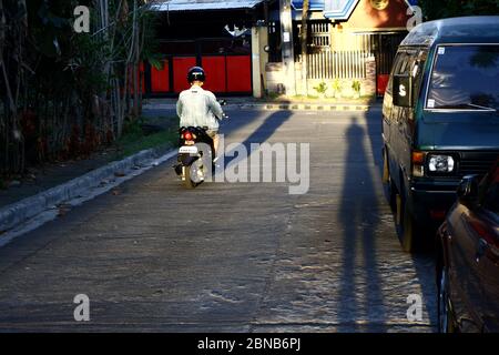 Antipolo City, Filippine - 12 maggio 2020: Bella alba su una strada residenziale. Foto Stock