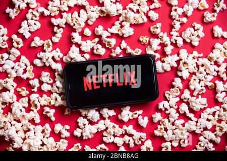 LONDRA, UK - MAGGIO 14 2020: Logo Netflix su uno smartphone con popcorn Foto Stock