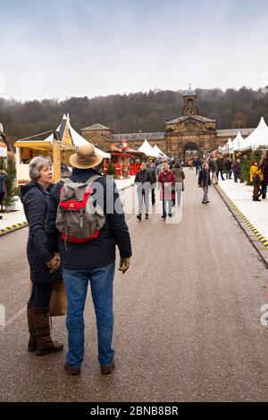 Regno Unito, Inghilterra, Derbyshire, Edensor, Chatsworth House, mercatino di Natale, visitatori sulla strada per Stables Foto Stock