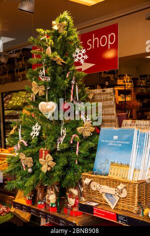 Regno Unito, Inghilterra, Derbyshire, Pilsley, Chatsworth Estate Farm Shop, albero di Natale e calendari in vendita Foto Stock