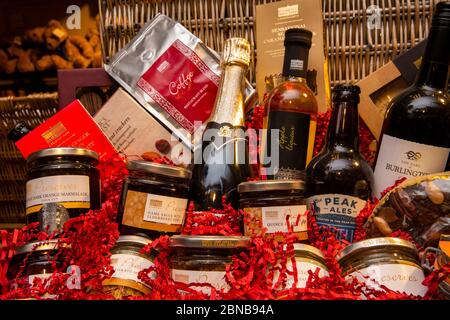 Regno Unito, Inghilterra, Derbyshire, Pilsley, Chatsworth Estate Farm Shop, il criceto di Natale di marca di prodotti principalmente locali Foto Stock