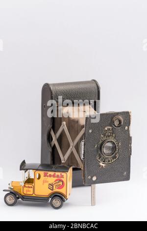 Una fotocamera digitale automatica Kodak Special Vest Pocket (1915-1926) con obiettivo Kodak f/6.9 con pellicola da 127 e furgone da consegna Kodak vintage di piccolo modello Foto Stock