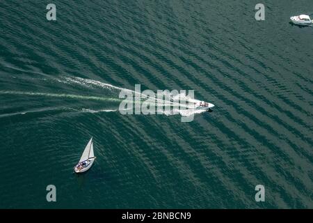 , Barca a vela e motoscafo sul lago Mueritz a Roebel/Mueritz, 23.07.2016, vista aerea, Germania, Meclemburgo-Pomerania occidentale, Roebel/Mueritz Foto Stock