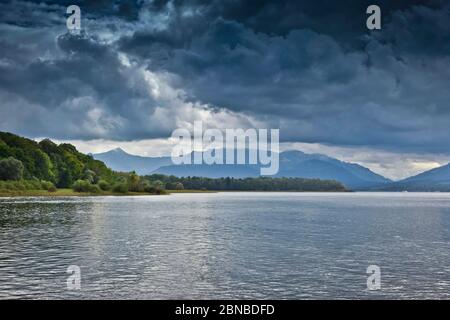 Cielo drammatico al Chiemsee, Germania, Baviera Foto Stock