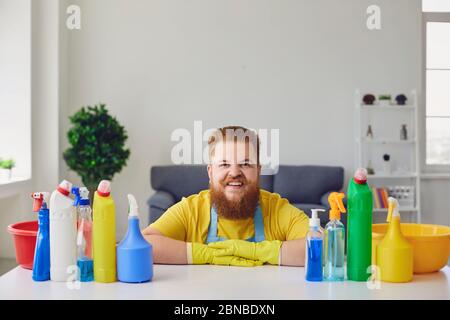 Divertente uomo pulitore lava un appartamento. Servizio di pulizia casa  appartamento ufficio Foto stock - Alamy