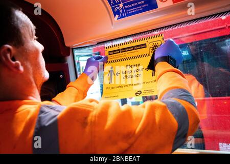 Gli adesivi sono installati su un autobus routemaster per ricordare ai passeggeri di mantenere la distanza e controllare se ci sono posti a sedere al piano superiore. Foto Stock