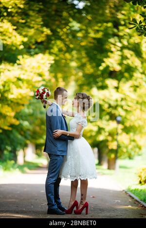 coppia di nozze, bella sposa giovane e sposo, Foto Stock