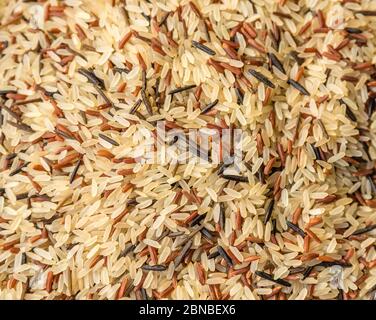 Diversi tipi di cereali groat in ciotole bianche di ceramica. Cibo di fondo. Foto Stock