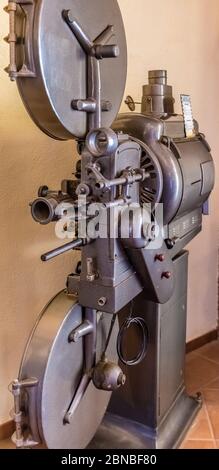 Proiettore per film per il cinema. Una macchina fotografica vintage per film conserva al museo. È utilizzato con pellicola retrospettiva. Ma il corpo è di design classico. Il cinema vintage Foto Stock